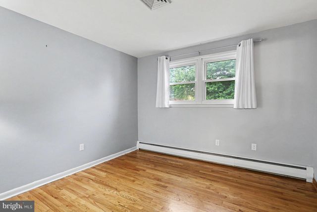 15 POCONO DR, Mechanicsburg, PA 17055