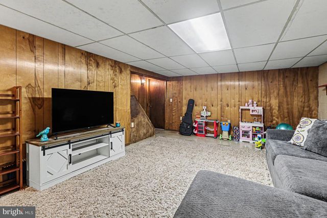 15 POCONO DR, Mechanicsburg, PA 17055
