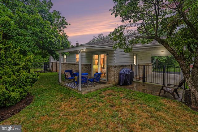 15 POCONO DR, Mechanicsburg, PA 17055