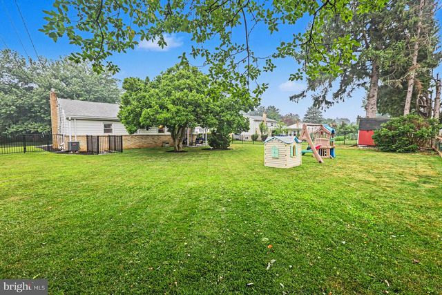 15 POCONO DR, Mechanicsburg, PA 17055