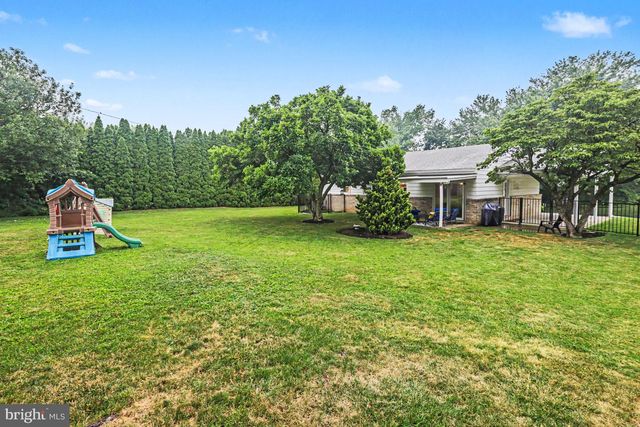 15 POCONO DR, Mechanicsburg, PA 17055