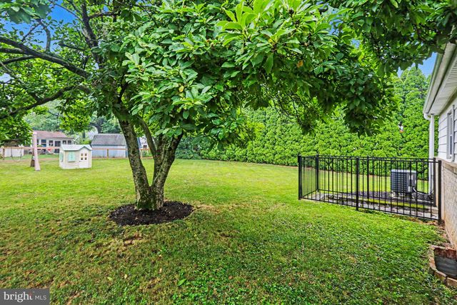 15 POCONO DR, Mechanicsburg, PA 17055