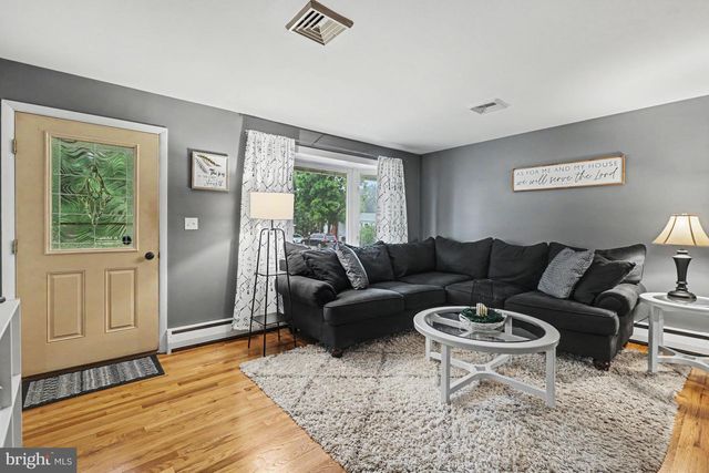 15 POCONO DR, Mechanicsburg, PA 17055