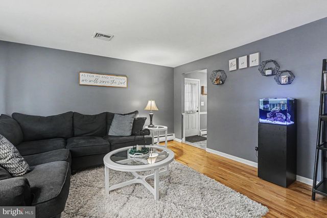 15 POCONO DR, Mechanicsburg, PA 17055