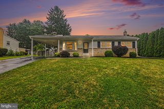 15 POCONO DR, Mechanicsburg, PA 17055