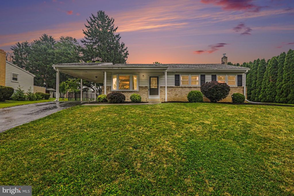 15 POCONO DR, Mechanicsburg, PA 17055