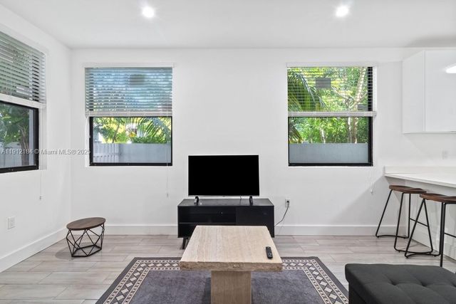 1544 NW 59th St A, Miami, FL 33142