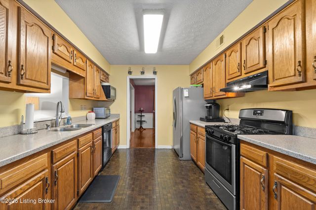 4902 Simpson Dr, Louisville, KY 40218