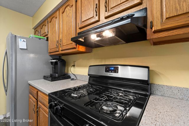 4902 Simpson Dr, Louisville, KY 40218