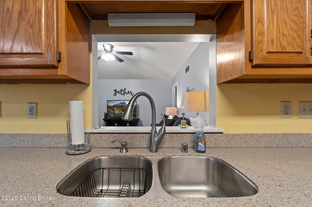 4902 Simpson Dr, Louisville, KY 40218