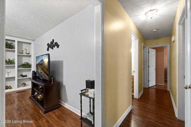 4902 Simpson Dr, Louisville, KY 40218