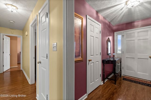 4902 Simpson Dr, Louisville, KY 40218