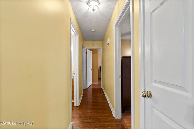 4902 Simpson Dr, Louisville, KY 40218