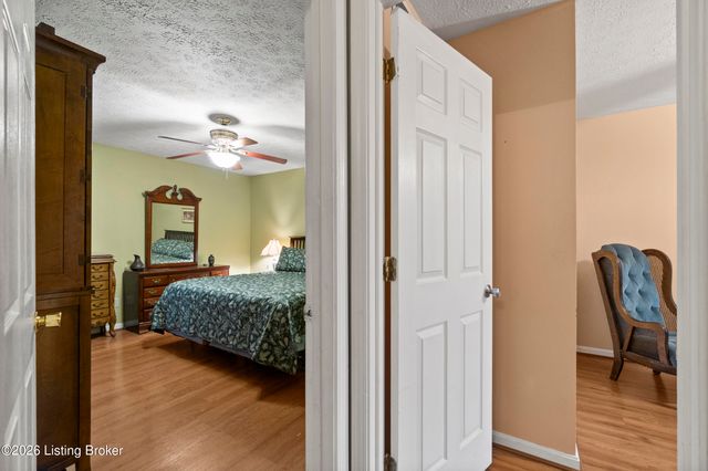 4902 Simpson Dr, Louisville, KY 40218