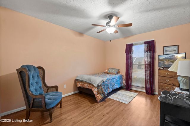 4902 Simpson Dr, Louisville, KY 40218