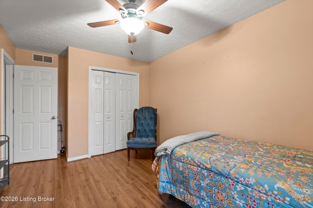 4902 Simpson Dr, Louisville, KY 40218