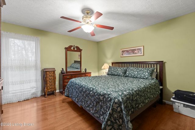 4902 Simpson Dr, Louisville, KY 40218