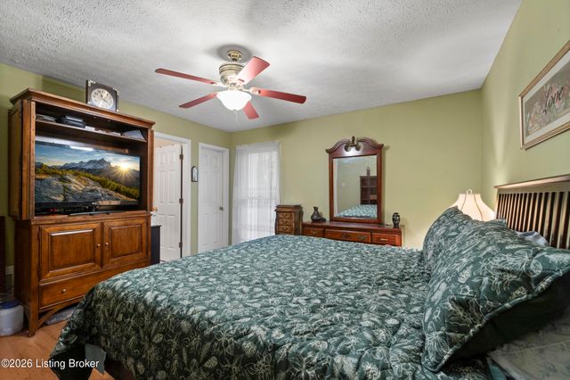 4902 Simpson Dr, Louisville, KY 40218