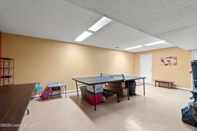 4902 Simpson Dr, Louisville, KY 40218