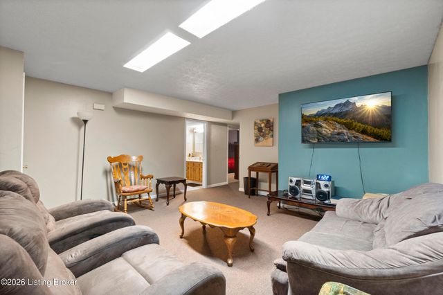 4902 Simpson Dr, Louisville, KY 40218