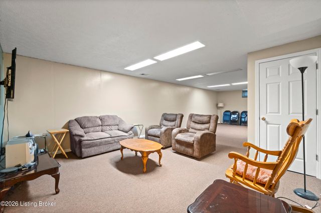 4902 Simpson Dr, Louisville, KY 40218