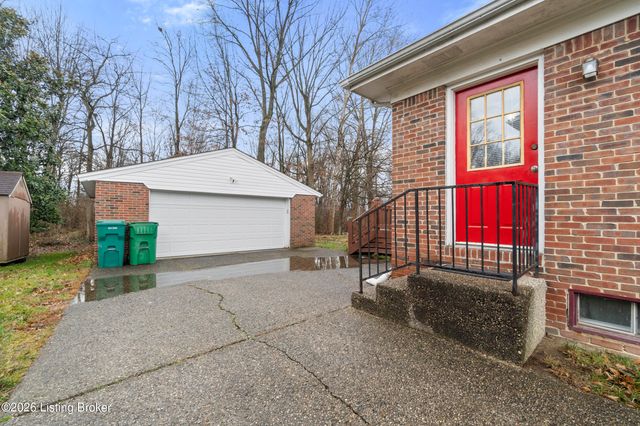 4902 Simpson Dr, Louisville, KY 40218