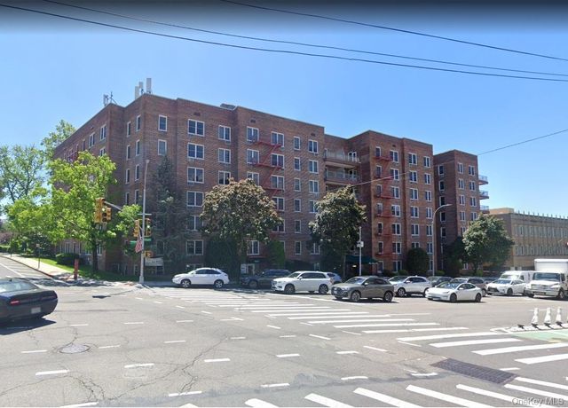 241-20 Northern Boulevard 4A, Douglaston, NY 11362