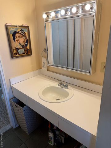 241-20 Northern Boulevard 4A, Douglaston, NY 11362