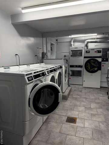 241-20 Northern Boulevard 4A, Douglaston, NY 11362