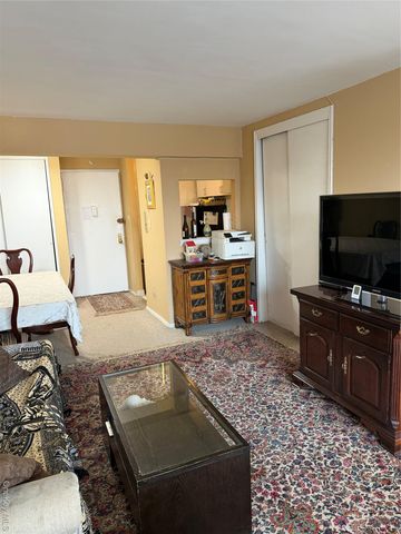 241-20 Northern Boulevard 4A, Douglaston, NY 11362