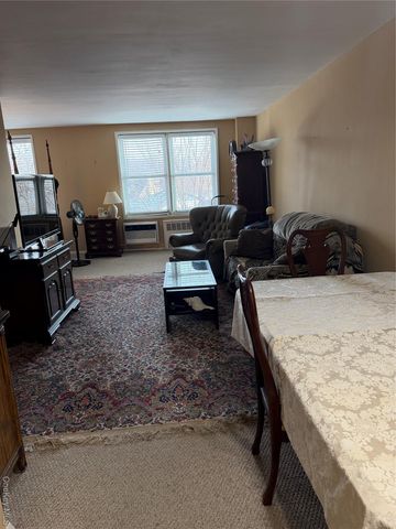 241-20 Northern Boulevard 4A, Douglaston, NY 11362