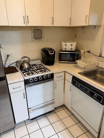 241-20 Northern Boulevard 4A, Douglaston, NY 11362