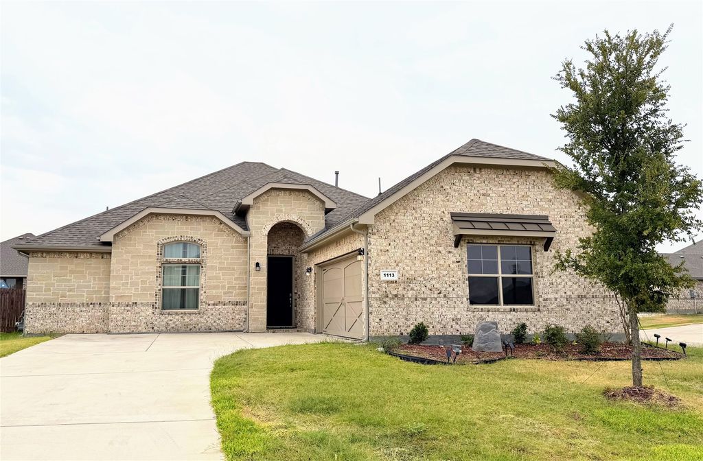 1113 Whispering Hill Drive, Mansfield, TX 76063 — exterior