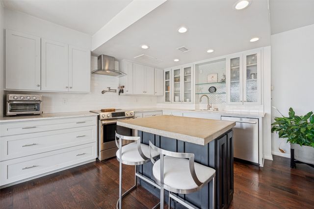 6211 W Northwest Highway 604, Dallas, TX 75225