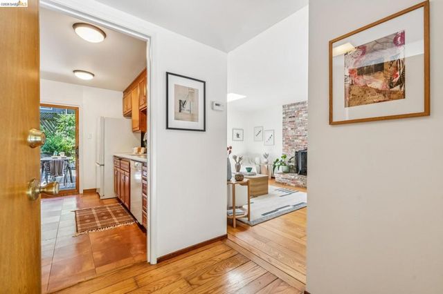 7200 Saroni Dr, Oakland, CA 94611