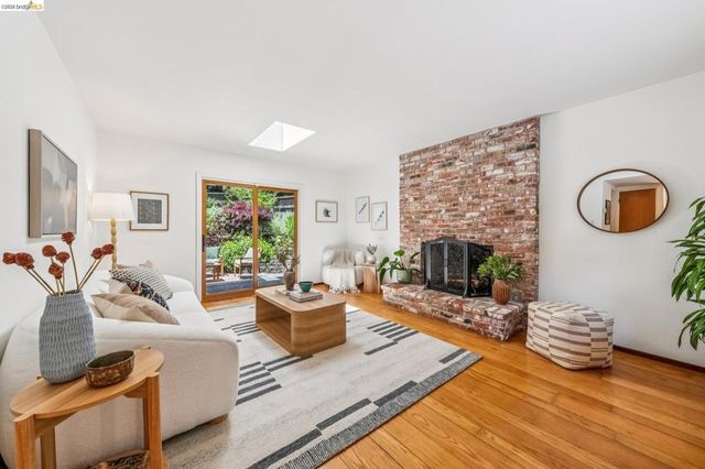 7200 Saroni Dr, Oakland, CA 94611