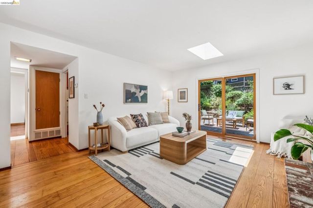 7200 Saroni Dr, Oakland, CA 94611