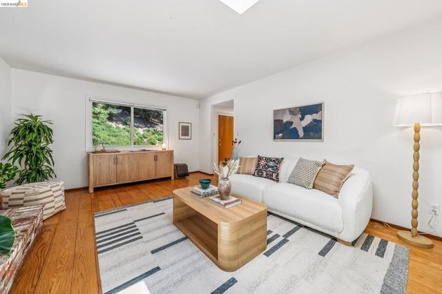 7200 Saroni Dr, Oakland, CA 94611