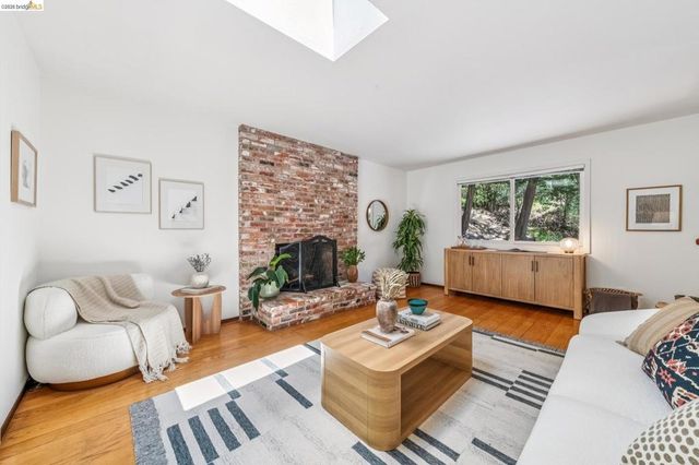 7200 Saroni Dr, Oakland, CA 94611