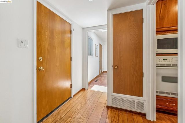 7200 Saroni Dr, Oakland, CA 94611