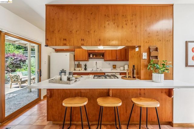 7200 Saroni Dr, Oakland, CA 94611