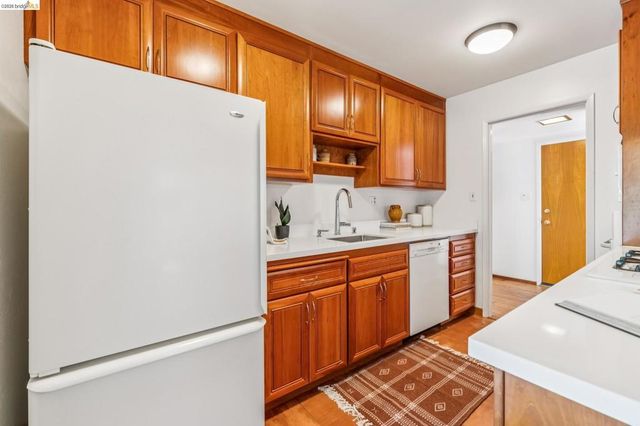7200 Saroni Dr, Oakland, CA 94611