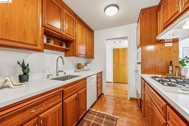 7200 Saroni Dr, Oakland, CA 94611