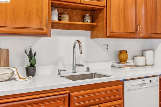 7200 Saroni Dr, Oakland, CA 94611