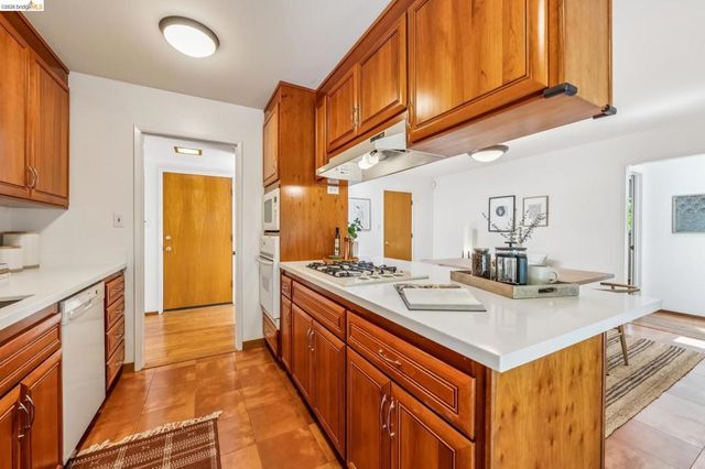 7200 Saroni Dr, Oakland, CA 94611