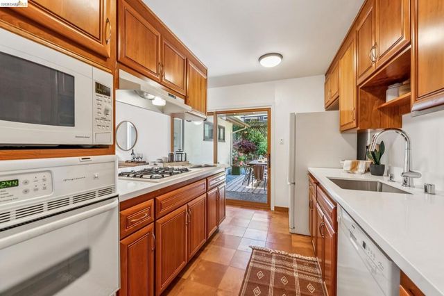 7200 Saroni Dr, Oakland, CA 94611