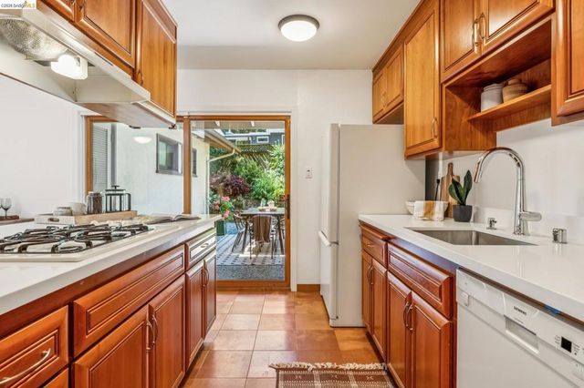 7200 Saroni Dr, Oakland, CA 94611