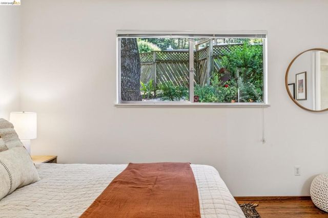 7200 Saroni Dr, Oakland, CA 94611