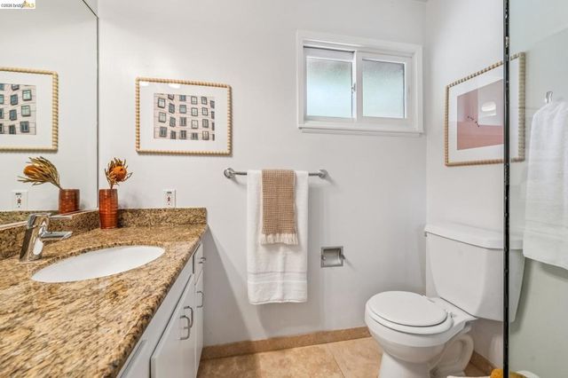 7200 Saroni Dr, Oakland, CA 94611