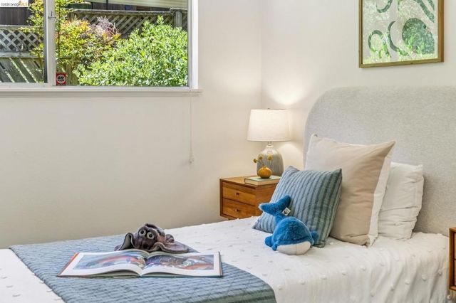 7200 Saroni Dr, Oakland, CA 94611